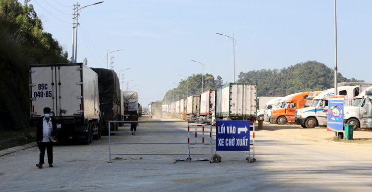 Việc lượng xe dồn lên cửa khẩu quá đông đã gây áp lực rất lớn đến công tác quản lý quản lý điều hành của tỉnh Lạng Sơn trong việc đảm bảo ANTT, đảm bảo yêu cầu phòng chống dịch, cũng như áp lực lên hạ tầng bến bãi…