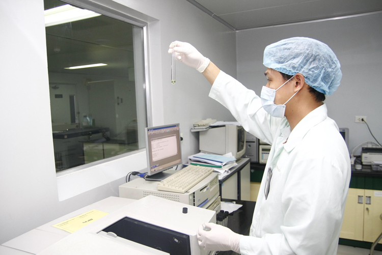 Công đoạn kiểm tra chất lượng sản phẩm tại Vabiotech. (Ảnh NVCC)