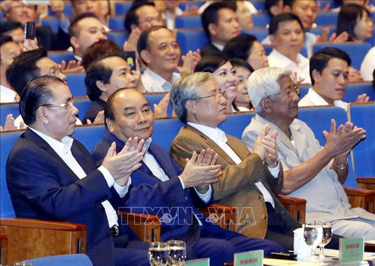 Thủ tướng Nguyễn Xuân Phúc và các đại biểu tham dự chương trình (Ảnh: TTXVN)