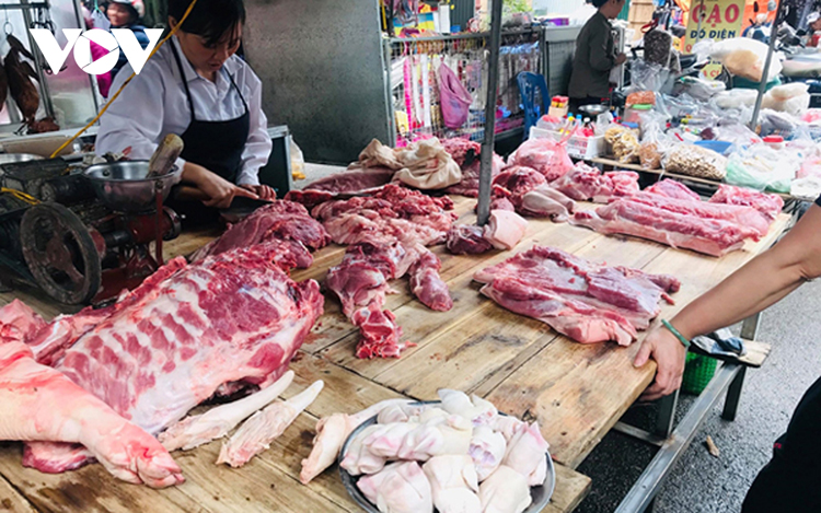 Giá thịt lợn đồng loạt giảm tại các chợ dân sinh. (Ảnh minh họa)