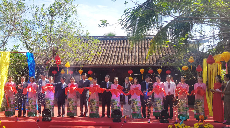 Cắt băng khai mạc Festival Văn hóa Tơ lụa thổ cẩm Việt Nam - thế giới lần thứ 5.