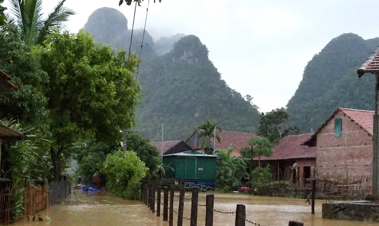 Nước lũ đang bắt đầu lên cao ở xã Tân Hóa.