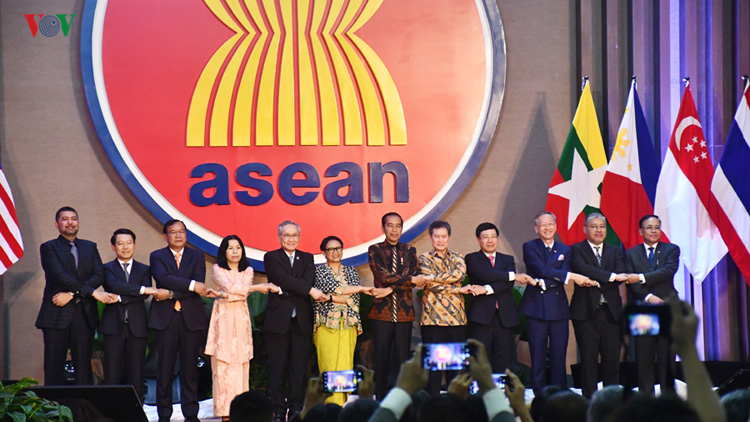 Các Ngoại trưởng ASEAN cùng Tổng thống Indonesia và Tổng thư ký ASEAN thể hiện tình đoàn kết (ảnh: KT)