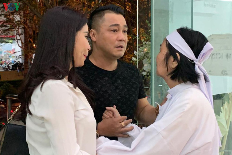 Diễn viên Lý Hùng chia buồn cùng vợ cố nghệ sĩ Chánh Tín.