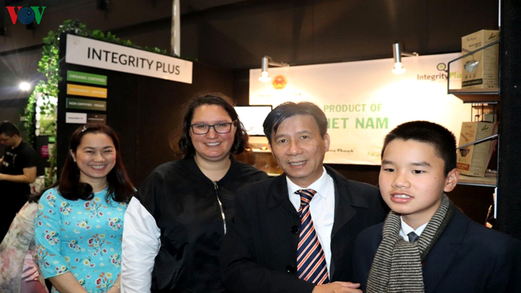 Đại sứ Tạ Văn Thông tham dự Hội chợ Triển lãm hàng Việt Nam tại Wellington.