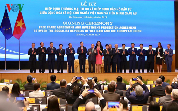 Thủ tướng chứng kiến lễ ký kết Hiệp định EVFTA và IPA tại Hà Nội chiều 30/6.