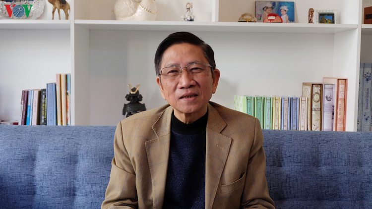 GS Nguyễn Minh Thuyết thẳng thắn cho rằng xưa nay vẫn có những chỉ đạo ngầm về chọn sách tham khảo ở các trường.