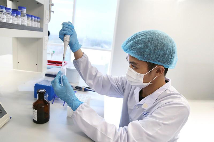 Nghiên cứu sản xuất vắc-xin ngừa COVID-19 tại Công ty Cổ phần Công nghệ sinh học dược Nanogen. Ảnh: KT