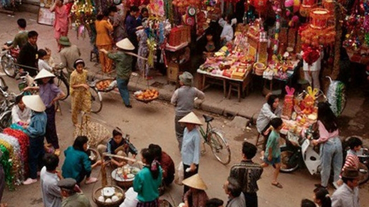 Chợ Tết ở Hà Nội xưa.