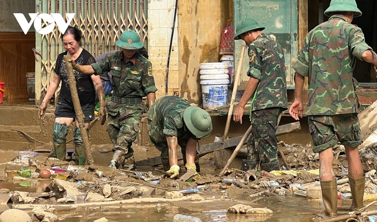 Bộ đội giúp dân khắc phục hậu quả thiên tai ở đường Thanh niên - TP Yên Bái.