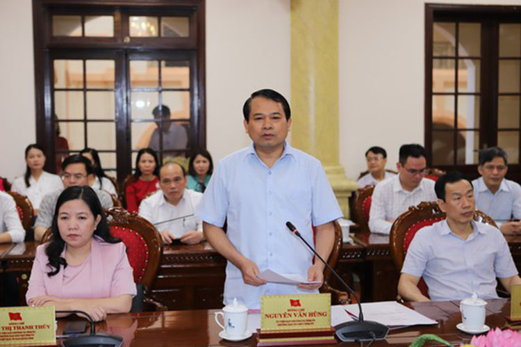 Đồng chí Nguyễn Văn Hùng, Uỷ viên Ban Thường vụ, Trưởng ban Tổ chức Tỉnh ủy công bố các Quyết định về công tác cán bộ