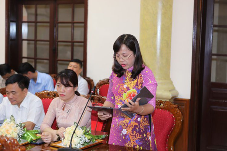 Đồng chí Bùi Thị Thanh, Phó Giám đốc Sở Giáo dục và Đào tạo phát biểu
