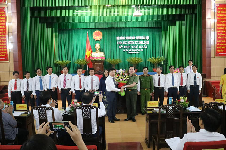 Đại tá Phạm Văn Long, Tỉnh uỷ viên, Giám đốc Công An tỉnh tặng hoa chúc mừng.