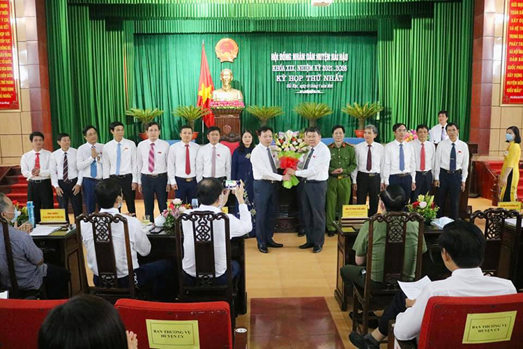 Ông Trần Minh Hải, Tỉnh ủy viên, Bí thư Huyện uỷ, Chủ tịch Hội đồng nhân dân huyện tặng hoa chúc mừng.