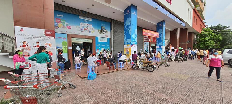 Người dân xếp hàng trước siêu thị Co.op-mark, Nhiêu Lộc, quận 3, TP Hồ Chí Minh