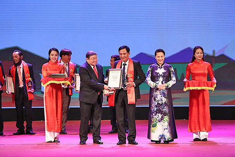 Chủ tịch Quốc hội Nguyễn Thị Kim Ngân và ông Thào Xuân Sùng, Chủ tịch Trung ương Hội Nông dân Việt Nam, trao danh hiệu nông dân Việt Nam xuất sắc năm 2018 