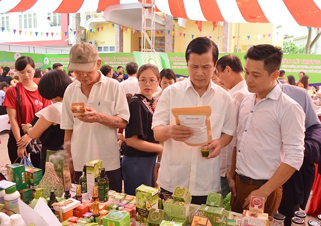 Ông Lê Văn Thư, Chủ tịch Liên minh HTX TP Hà Nội tham quan gian hàng tại hội chợ