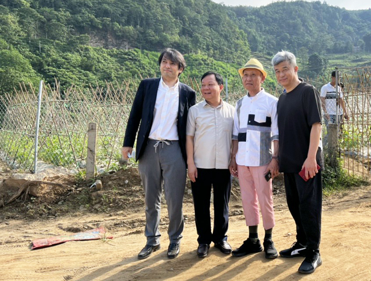 Ông Phạm Duy Hiền, Chủ tịch UBND huyện Xín Mần (đứng thứ 2 từ trái sang) cùng các chuyên gia Nhật khảo sát vùng trồng.