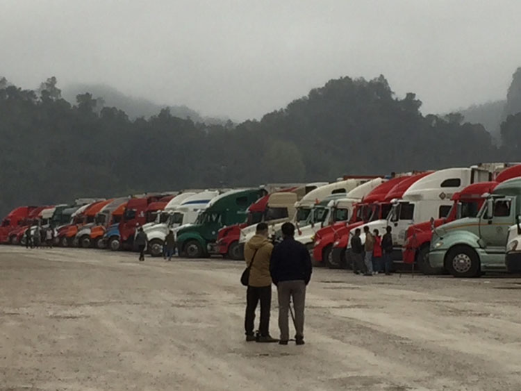 Hàng trăm xe chở nông sản đang chờ thông quan