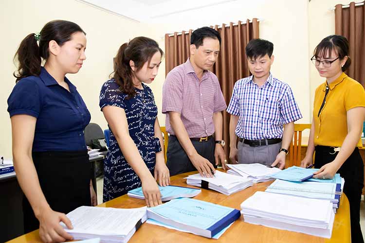 Lãnh đạo Sở LĐ-TB&XH Nam Định kiểm tra công tác thẩm định hồ sơ.					Ảnh: Viết Dư