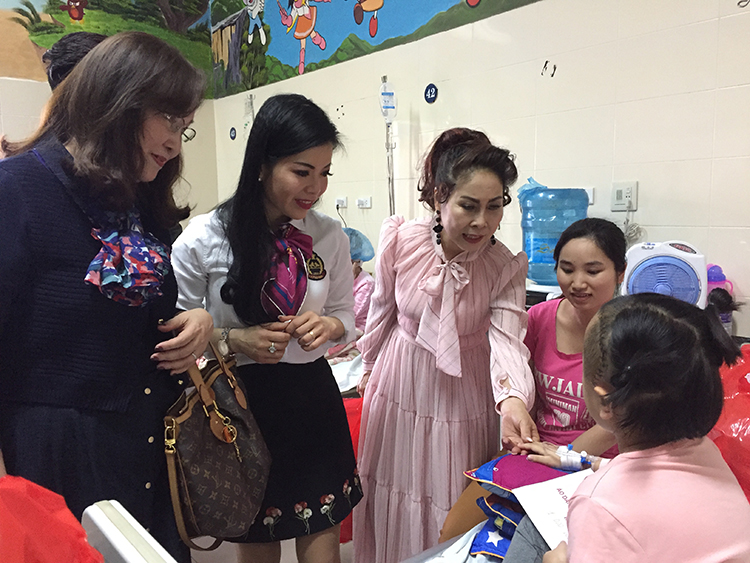 Các Đại sứ Nhân ái trao quà cho các bệnh nhi tại Bệnh viện K Tân Triều