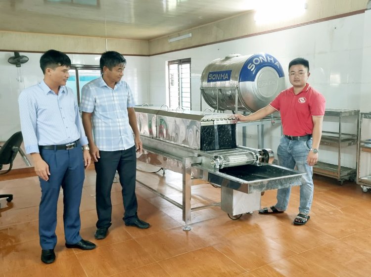 Cán bộ phòng Nông nghiệp huyện Hải Hậu tham quan máy chế biến sứa    công nghệ cao.
