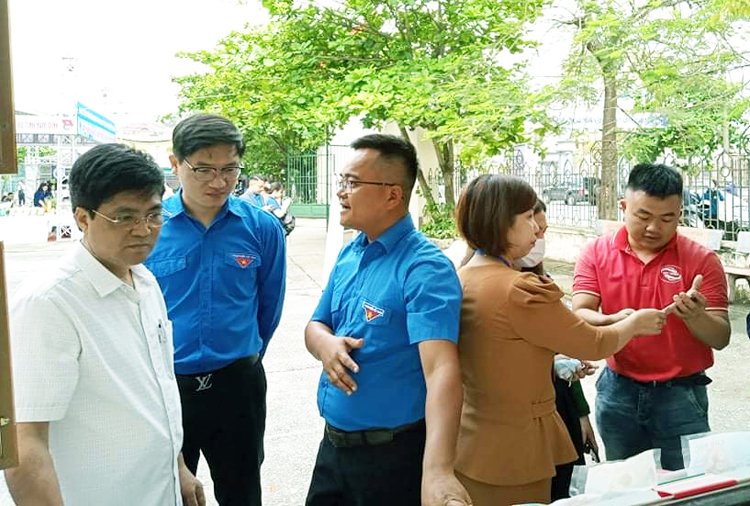 Giới thiệu sản phẩm Công ty với GĐ Sở Tài nguyên - Môi trường và Phó Bí thư Tỉnh Đoàn Nam Định.