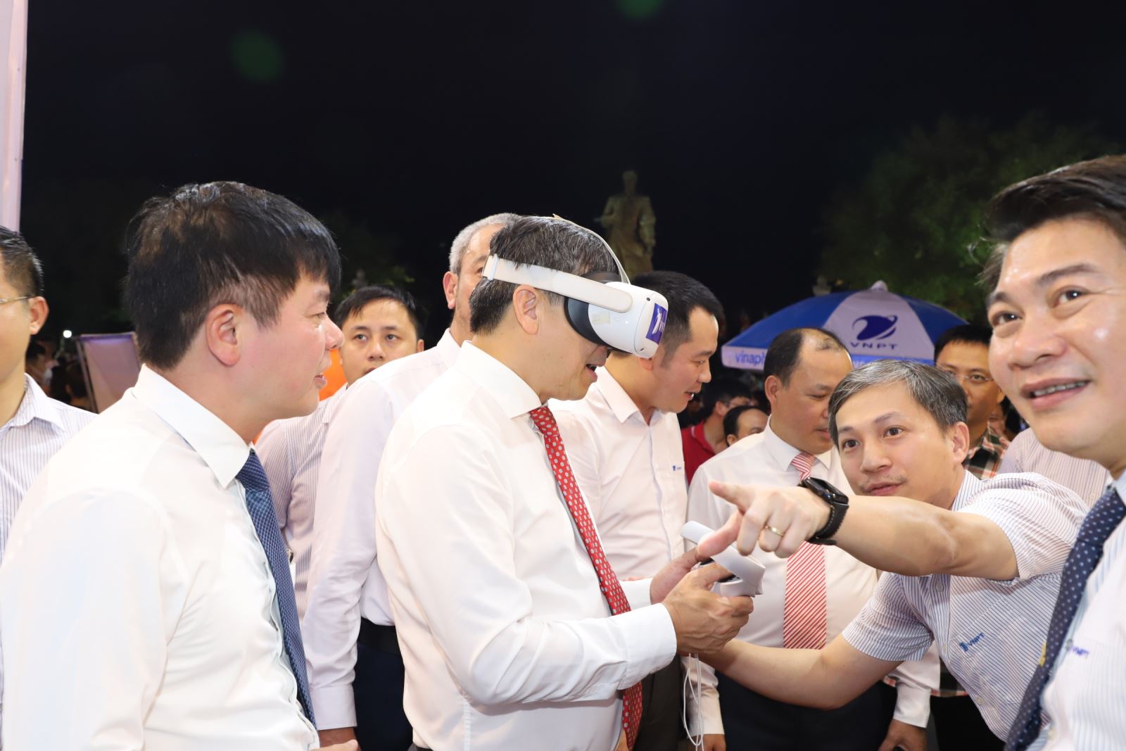 Các đại biểu trải nghiệm thiết bị số 3D tại gian sách của VNPT Nam Định