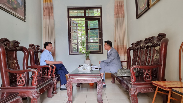 Phóng viên Báo TNVN làm việc với ông Nguyễn Mạnh Hùng, Chủ tịch UBND xã Cao Đại, huyện Vĩnh Tường, tỉnh Vĩnh Phúc.
