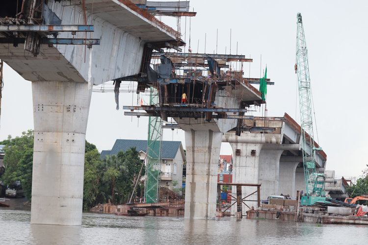 Cầu Đống Cao nối hai huyện Nghĩa Hưng và Ý Yên.          Ảnh: Trần Hồng