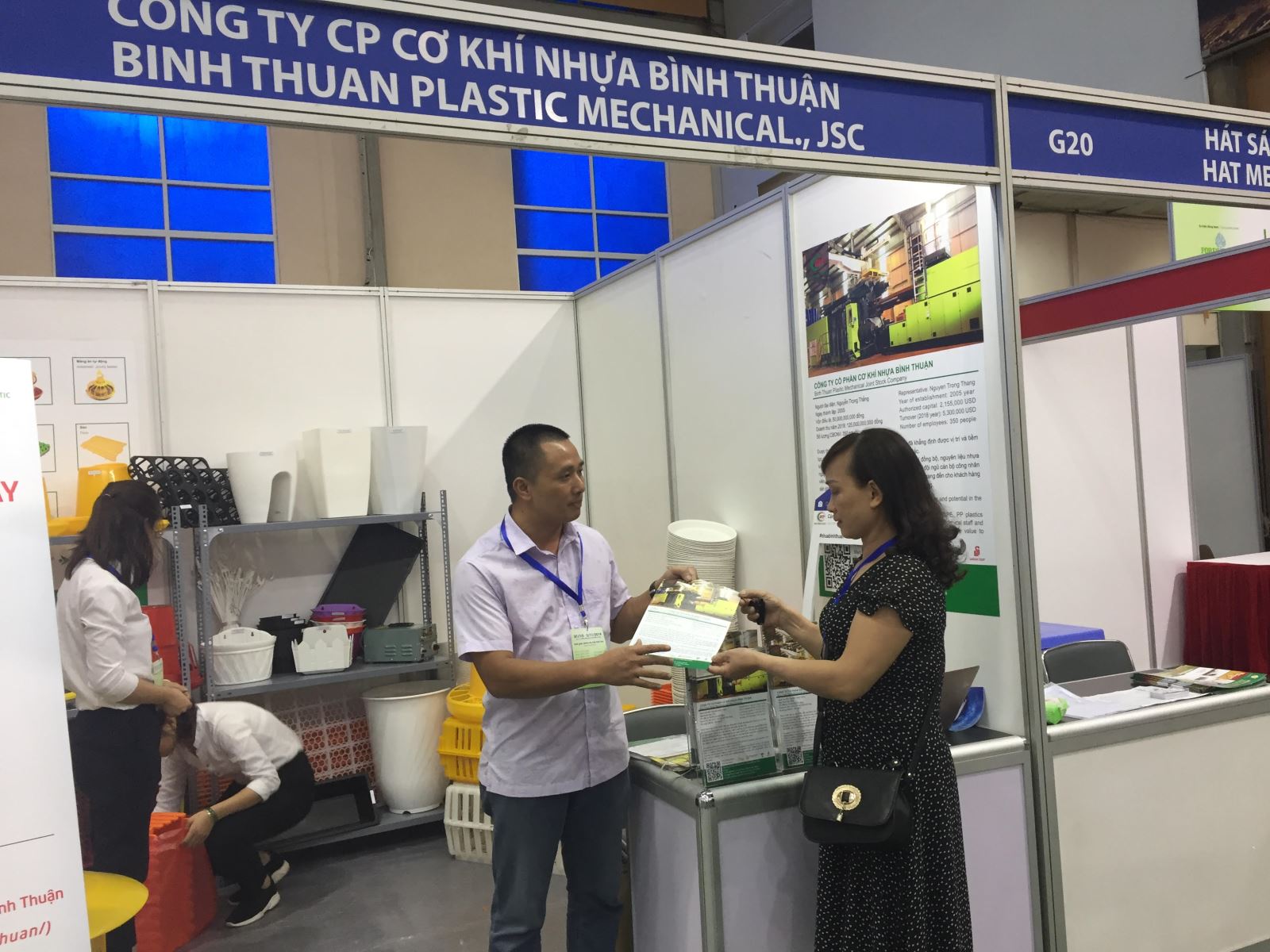 Ông Trần Đăng Khoa, Công ty cơ khí nhựa Bình Thuận giới thiệu sản phẩm 