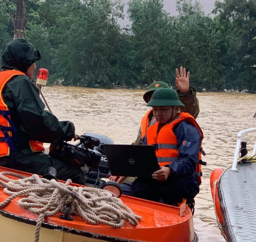 Nhà báo Phùng Hiệp tác nghiệp đưa tin về bão lũ tại Quảng Binh.