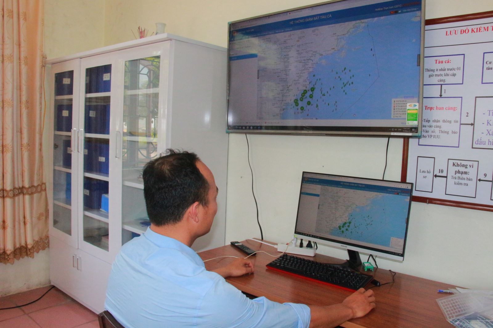 Cán bộ BQL cảng cá Nam Định đang kiểm tra vị trí hoạt động của tàu cá.