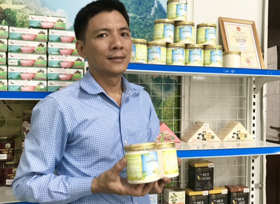 Ông Trần Bảo Cường đã chọn tinh bột chuối là sản phẩm chủ lực của HTX.