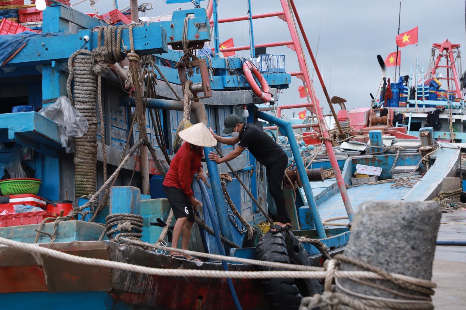 Ngư dân đang chuẩn bị cho chuyêns ra khơi mới tại cảng cá Thành Vui, huyện Hải Hậu. 