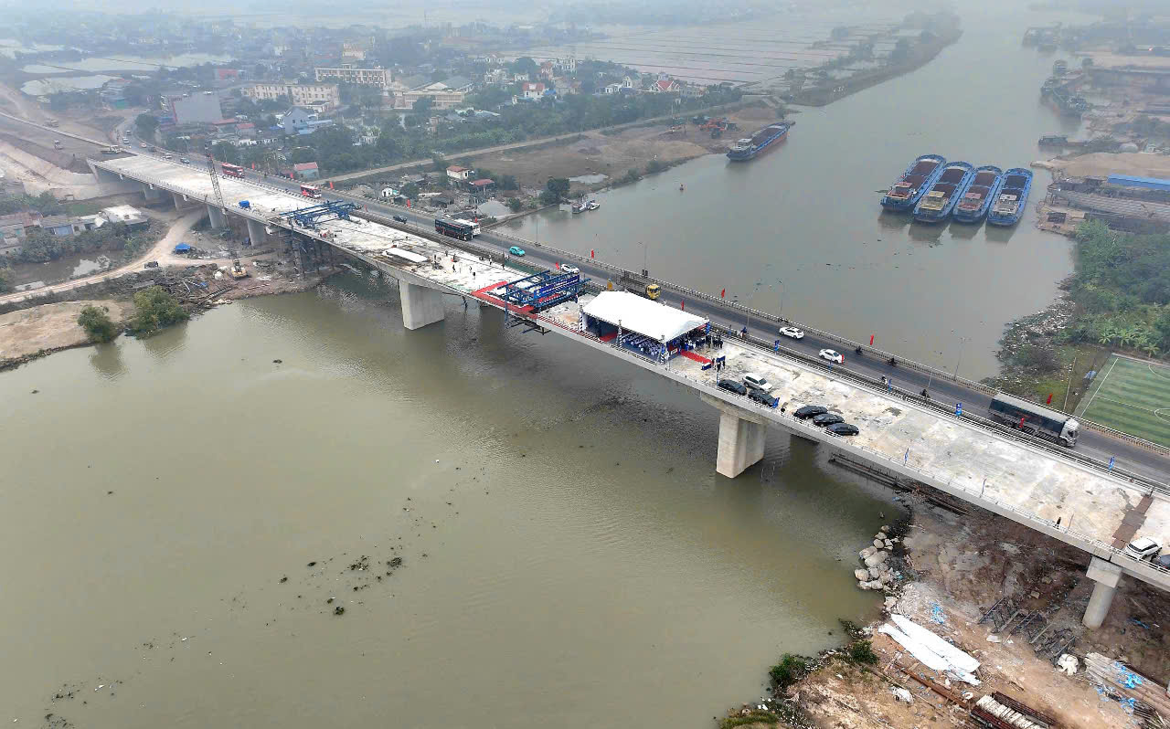 Cầu Lạc Quần thi công trong 14 tháng.