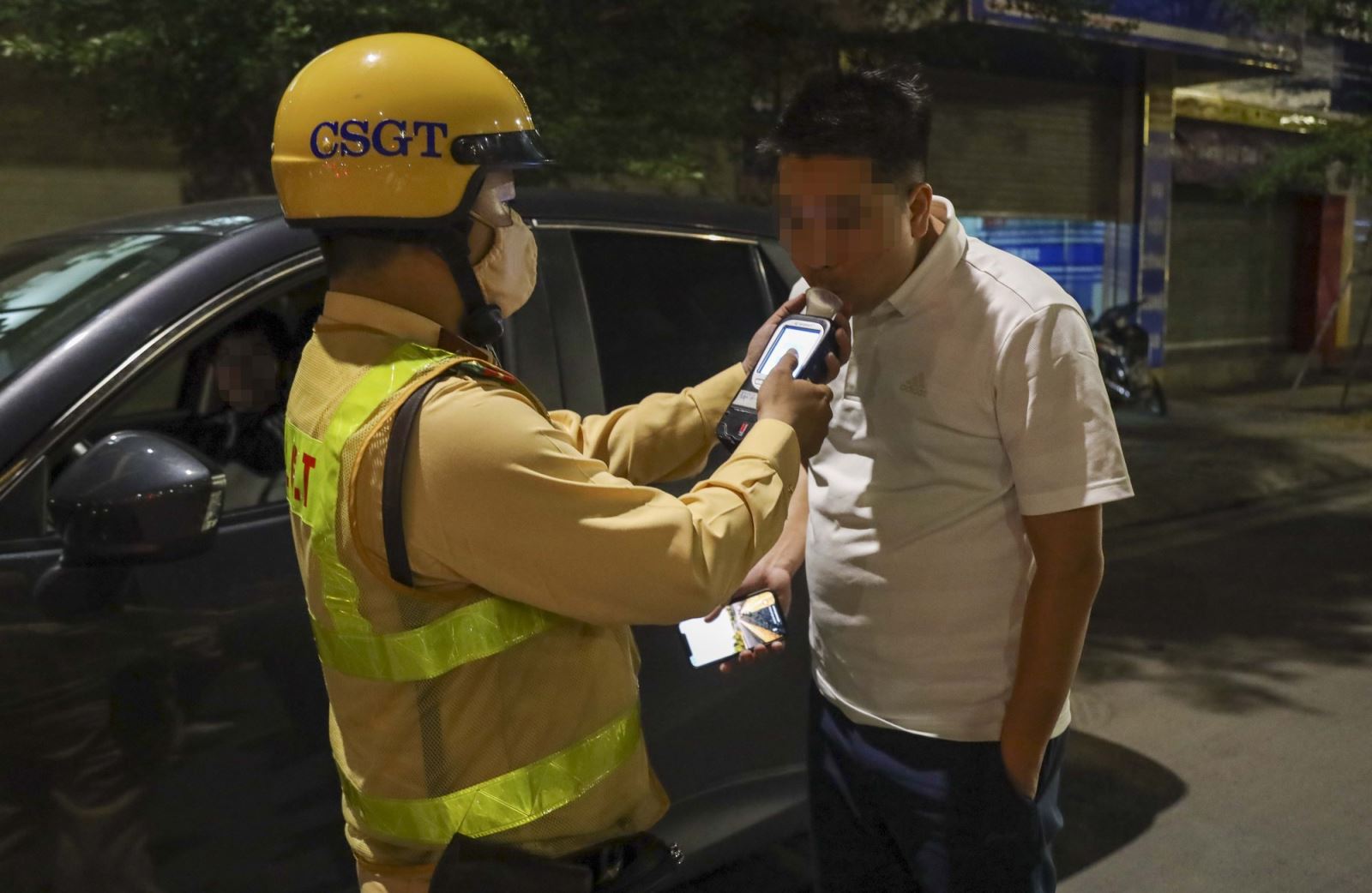 Nam tài xế N.T.T (Sinh năm 1984, quê quán Phú Thọ) thừa nhận đã sử dụng rượu, bia với tổ công tác. Qua kiểm tra, tài xế T vi phạm ở mức 0,237 mg/l khí thở.