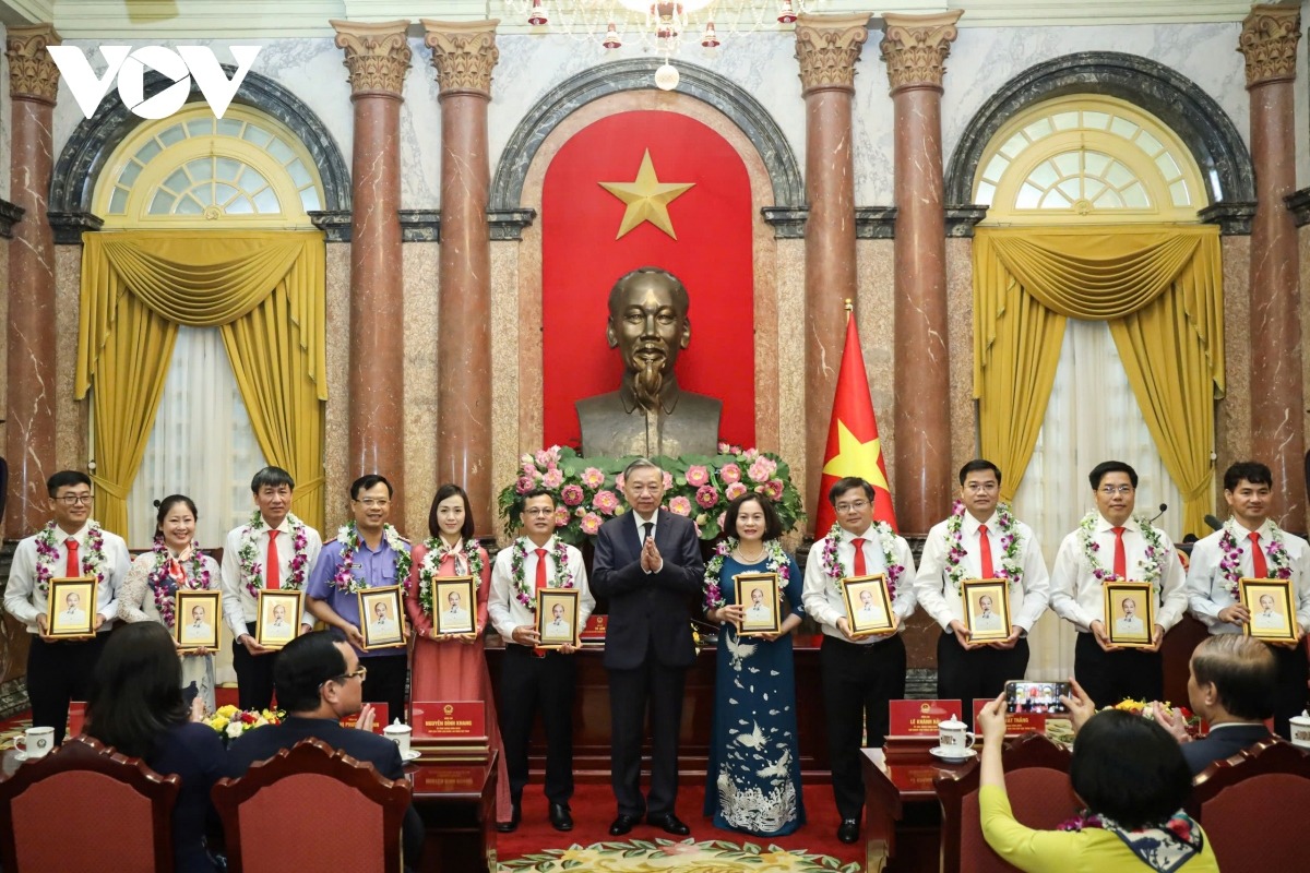 Tổng Bí thư, Chủ tịch nước Tô Lâm tặng quà lưu niệm các đại biểu tại buổi gặp mặt.