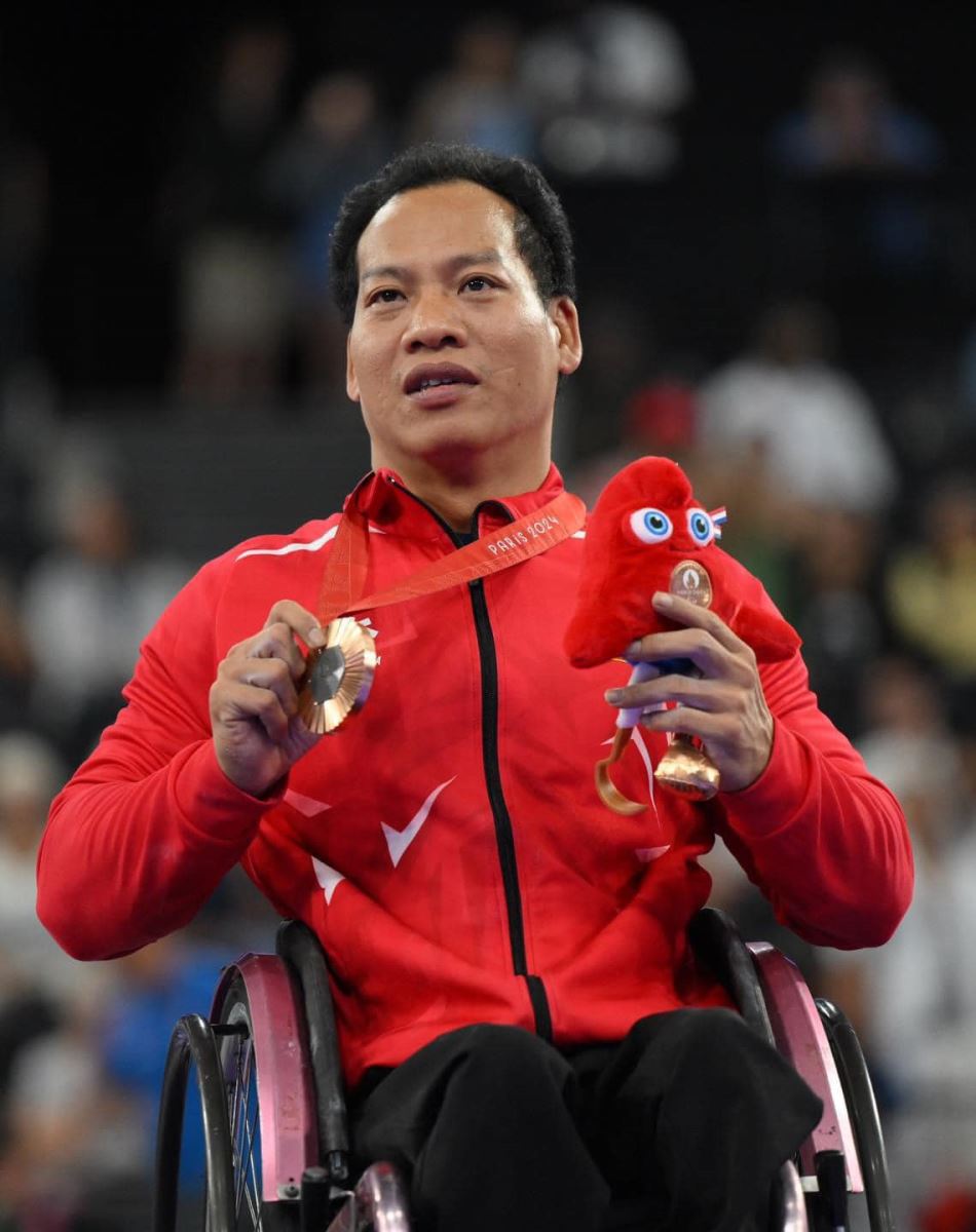 Trước khi dự Paralympic Paris 2024, Lê Văn Công nắm giữ kỷ lục thế giới ở hạng 49kg với thành tích 183,5kg, đồng thời cũng nắm giữ kỷ lục Paralympic với thành tích 183kg. 