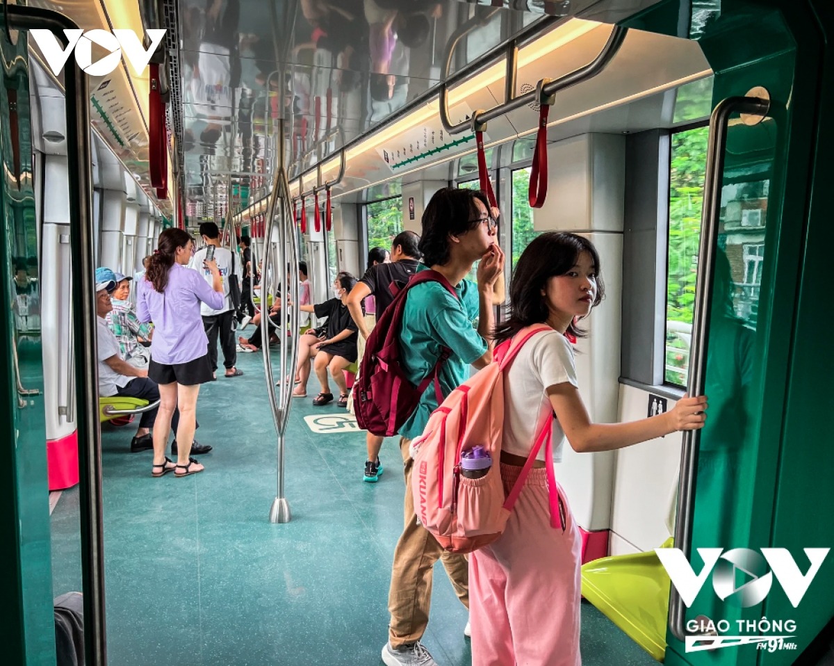 Nhiều bạn trẻ rất háo hức đến trải nghiệm trong ngày đầu (08/8) Metro Nhổn - Ga Hà Nội chính thức khai thác thương mại.