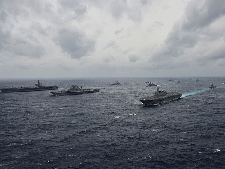 Tàu chiến Ấn Độ và Nhật Bản tập trận chung ở Ấn Độ Dương hồi tháng 6/2020. Ảnh: AP