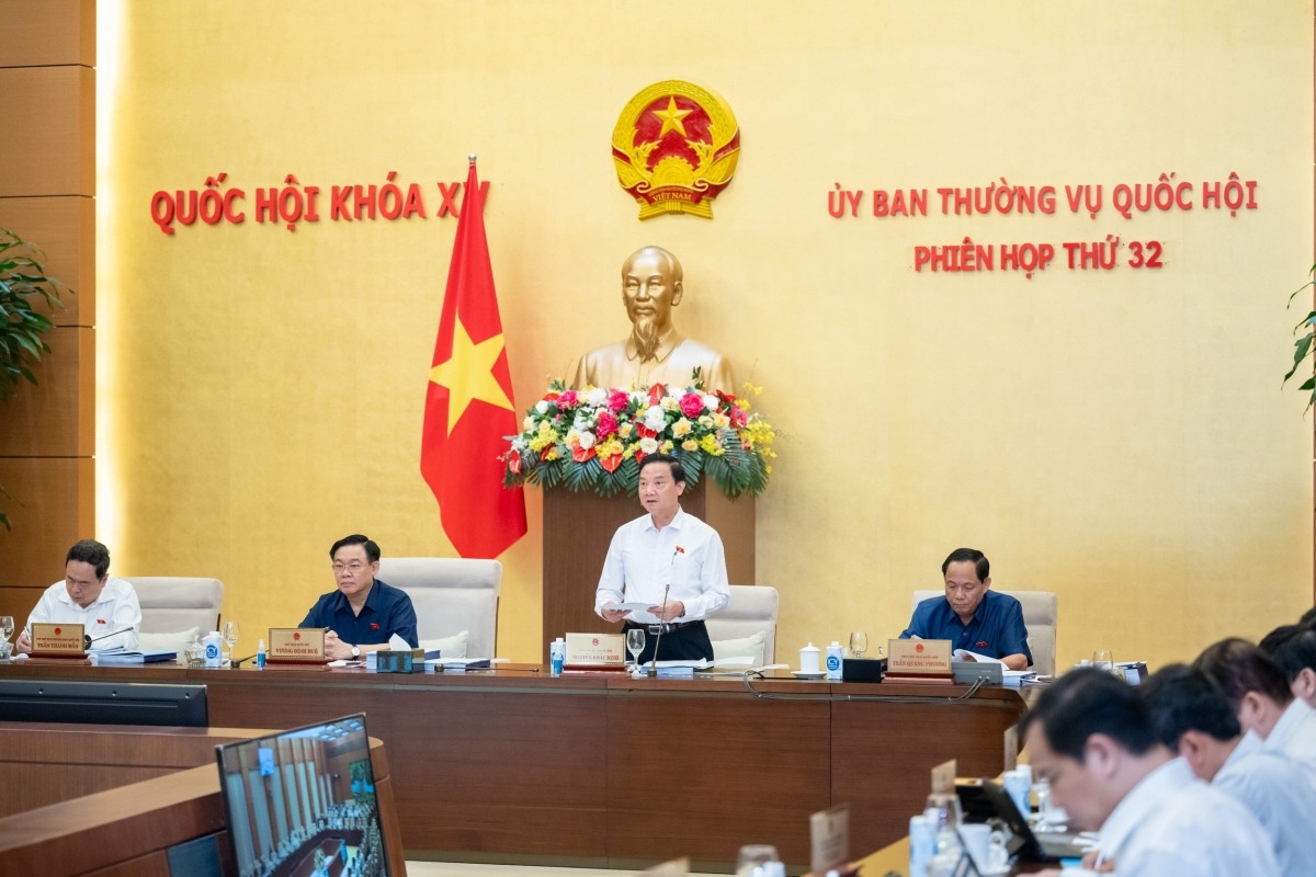 Phó Chủ tịch Quốc hội Nguyễn Khắc Định điều hành phiên thảo luận.