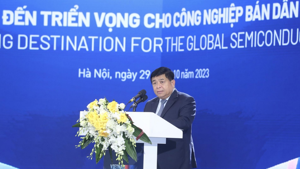 Bộ trưởng Bộ KH&ĐT Nguyễn Chí Dũng phát biểu tại Hội nghị cấp cao về công nghiệp bán dẫn Việt Nam chiều 29/10 - Ảnh: MPI