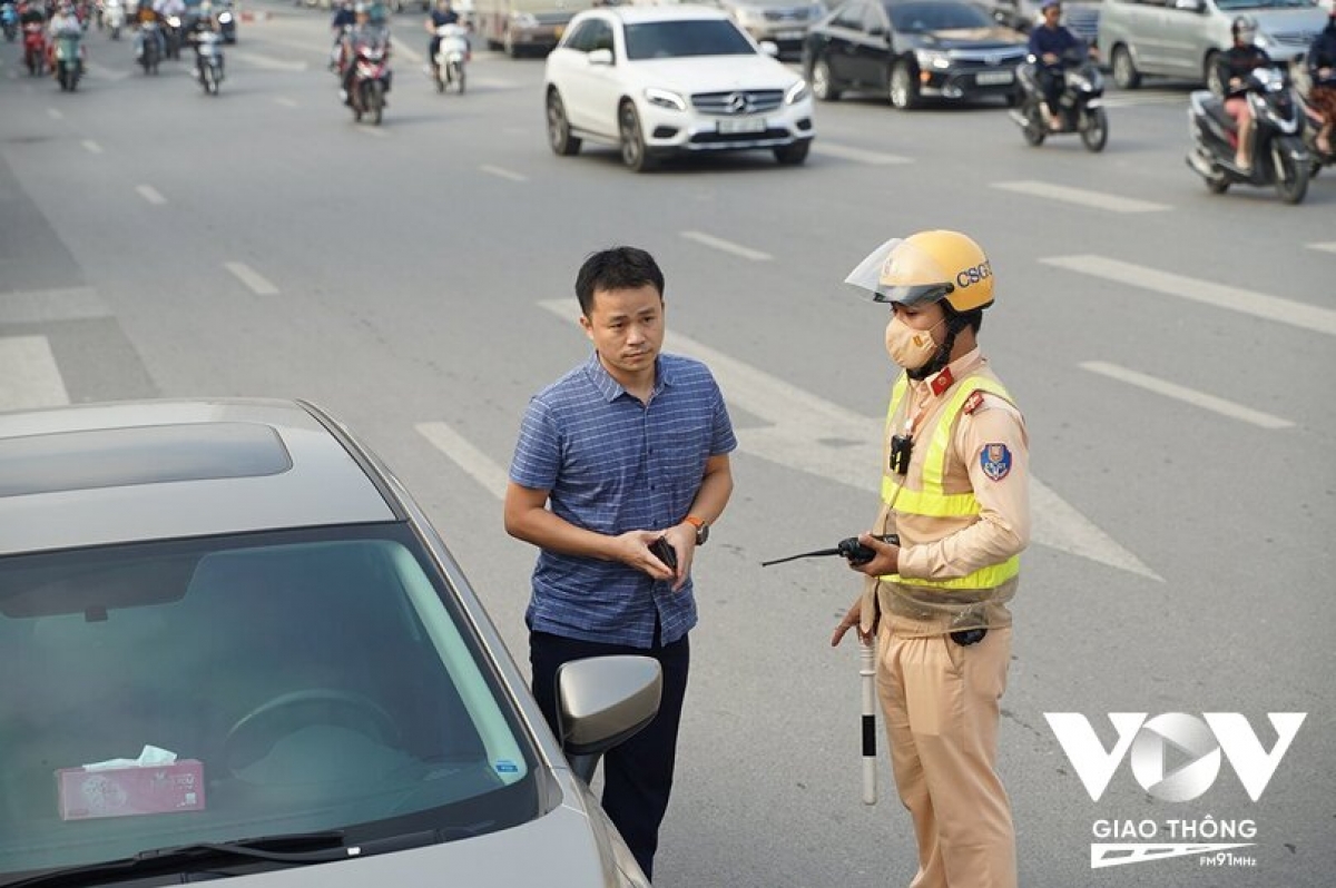 Trường hợp vi phạm này là lái xe Nguyễn Hải Trung (trú tại Mỹ Đình, Hà Nội) cho biết: Mặc dù bản thân đã nắm được việc đi vào làn đường khẩn cấp là vi phạm luật giao thông nhưng vì gia đình có việc gấp nên tôi đã bật đèn cảnh báo để vượt vào làn khẩn cấp cho nhanh. Sau khi bị lực lượng chức năng nhắc nhở, tôi cam kết sẽ rút kinh nghiệm và tuyệt đối tuân thủ luật giao thông trong thời gian tới”.