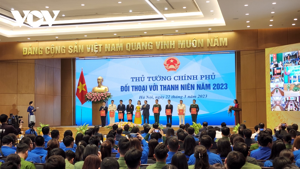 Thủ tướng Chính phủ tặng quà 10 gương mặt trẻ Việt Nam tiêu biểu và 10 gương mặt trẻ Việt Nam triển vọng năm 2022.