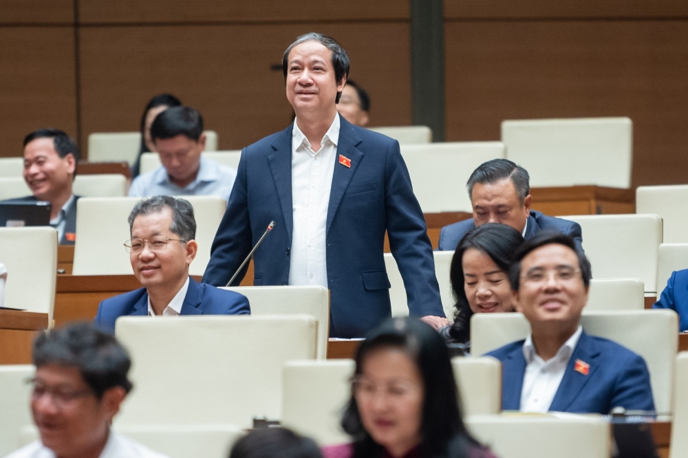 Bộ trưởng Bộ Giáo dục và Đào tạo Nguyễn Kim Sơn trả lời đại biểu Quốc hội.