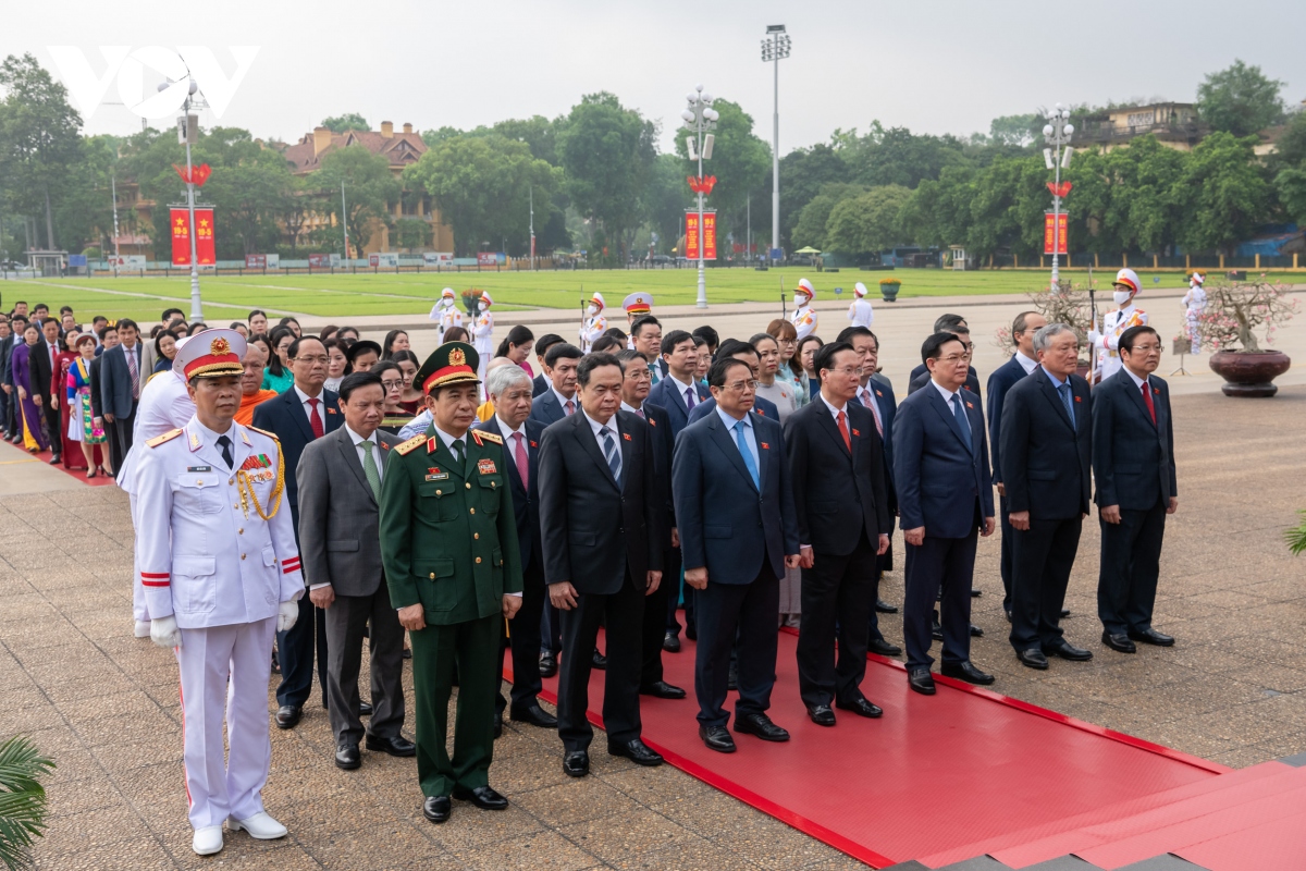 Trước giờ khai mạc Kỳ họp thứ 5 Quốc hội khóa XV, các vị lãnh đạo Đảng, Nhà nước, Mặt trận Tổ quốc Việt Nam, các đại biểu Quốc hội đã đặt vòng hoa và vào Lăng viếng Chủ tịch Hồ Chí Minh. 