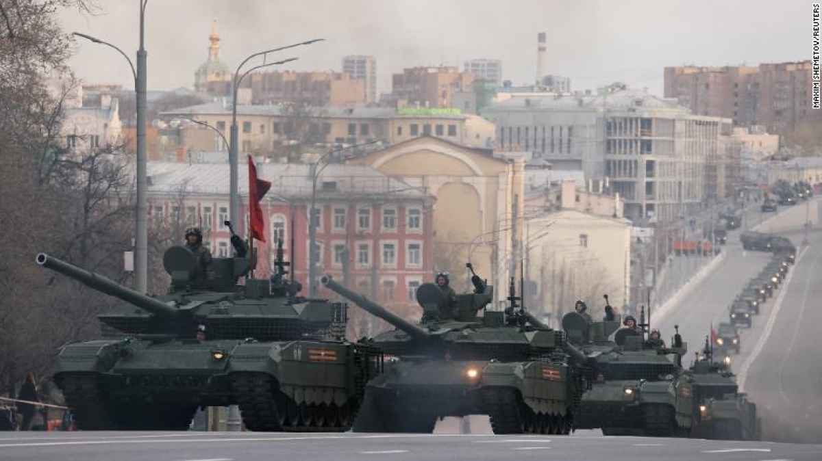 Xe tăng chuẩn bị diễn tập cho lễ duyệt binh vào Ngày Chiến thắng của Nga 9/5. Ảnh: Reuters