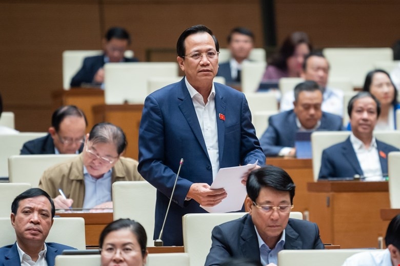 Bộ trưởng Đào Ngọc Dung giải trình ý kiến Đại biểu Quốc hội tại Kỳ họp thứ 6.