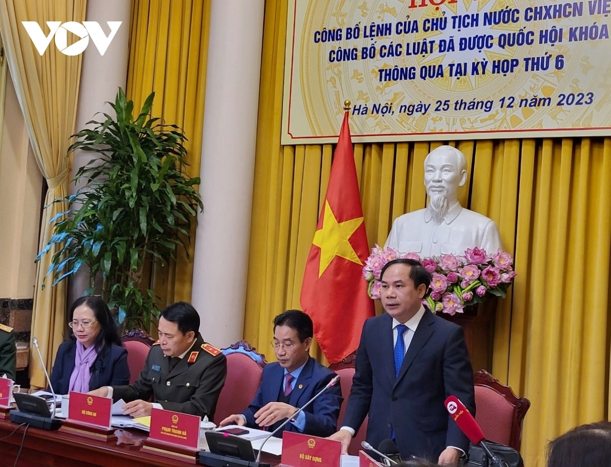 Thứ trưởng Bộ Xây dựng Nguyễn Văn Sinh trả lời báo chí.